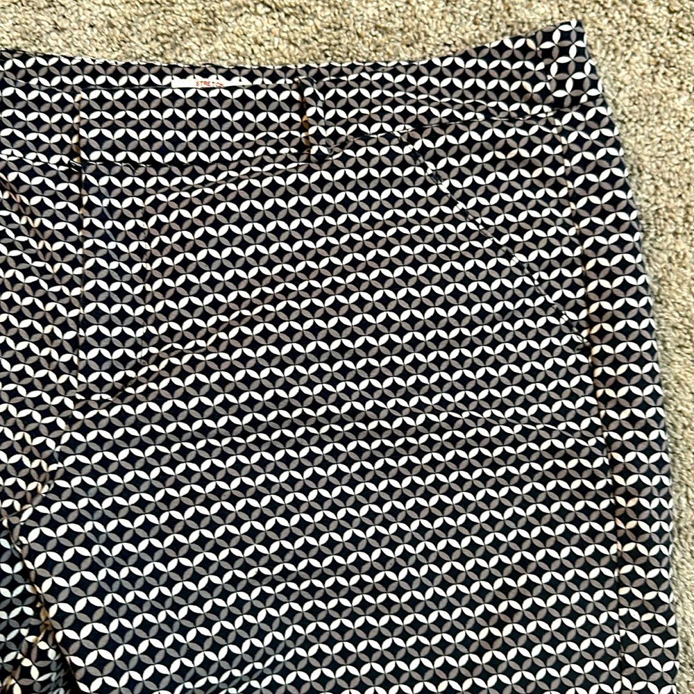 Merona Classic Crop. Geometric pattern. Size 16. Stretch